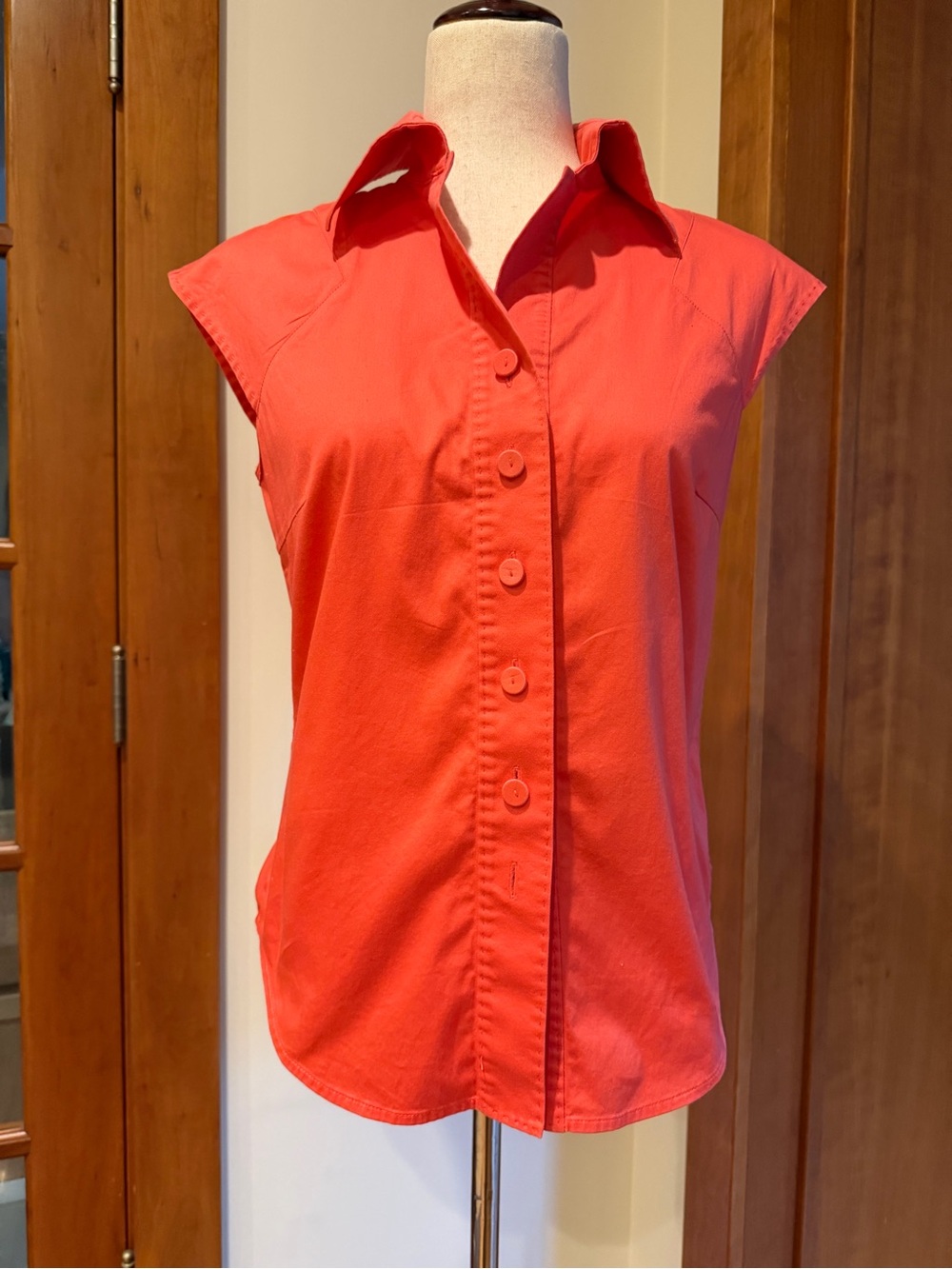 Per Se Sleeveless Collared Button-Front Top in Coral Red